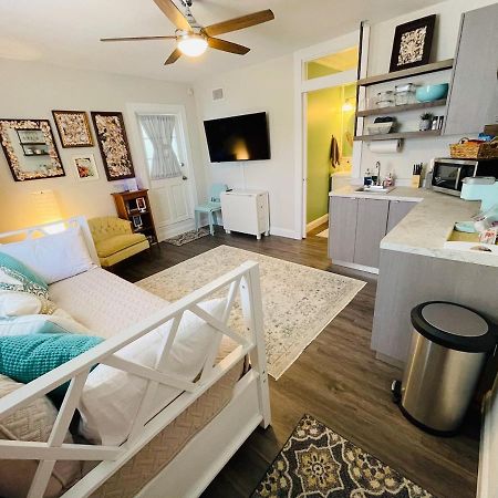 Coastal Chic Suite With Kitchenette And Private Entrance St. Petersburg Bagian luar foto