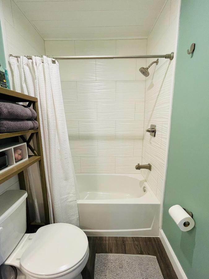 Coastal Chic Suite With Kitchenette And Private Entrance St. Petersburg Bagian luar foto