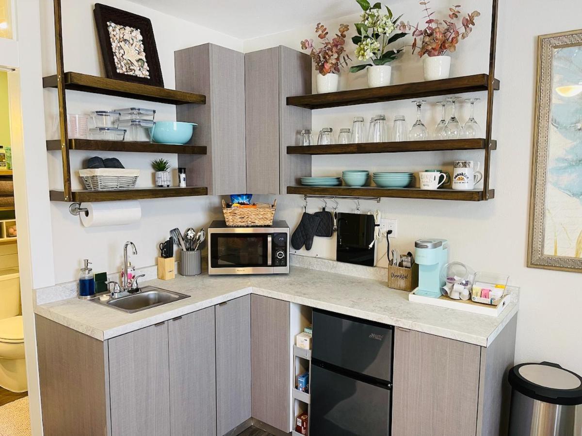 Coastal Chic Suite With Kitchenette And Private Entrance St. Petersburg Bagian luar foto